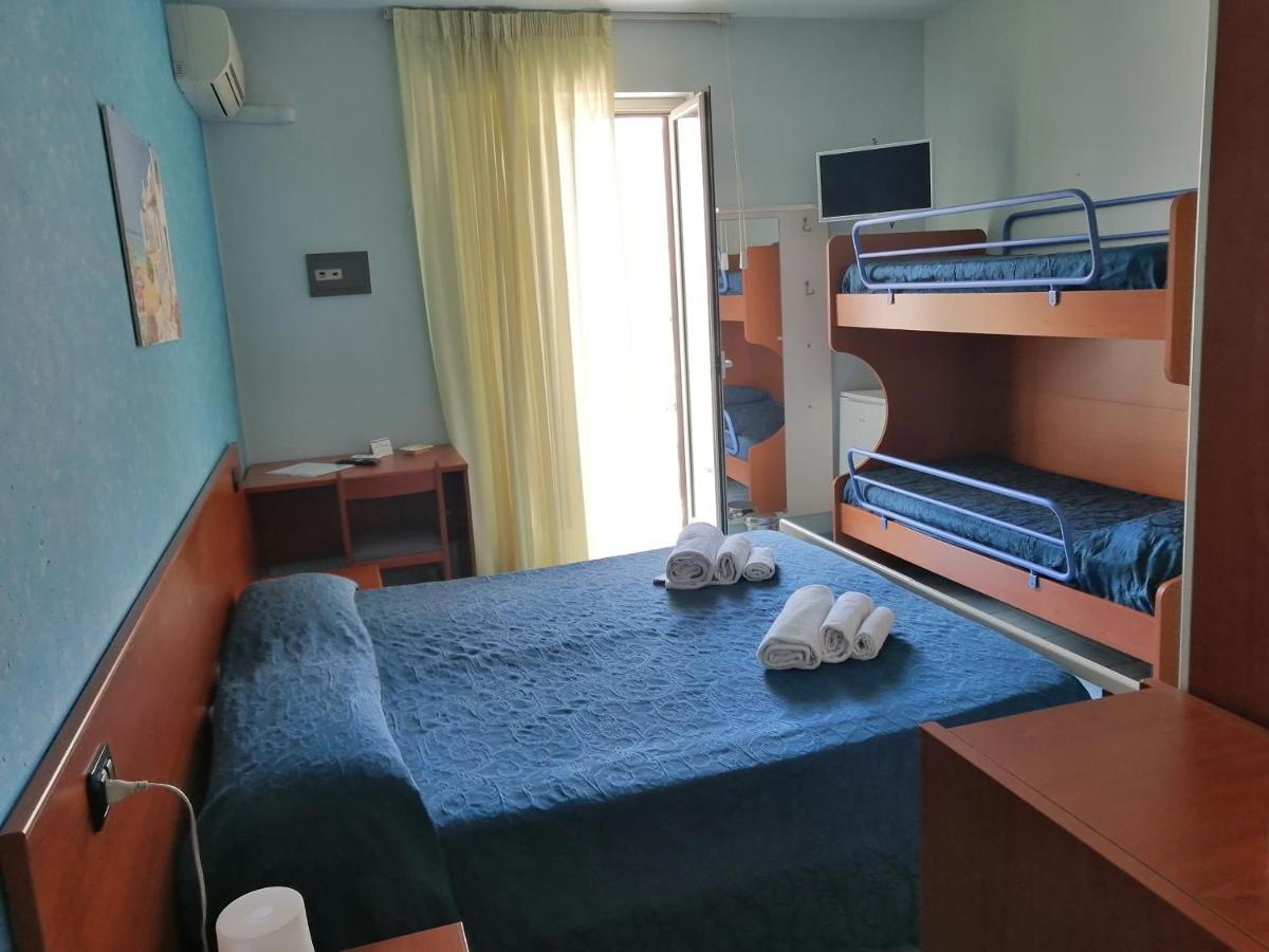 Megaron Hotel Pozzallo Buitenkant foto