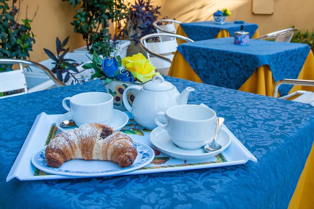 Megaron Hotel Pozzallo Buitenkant foto