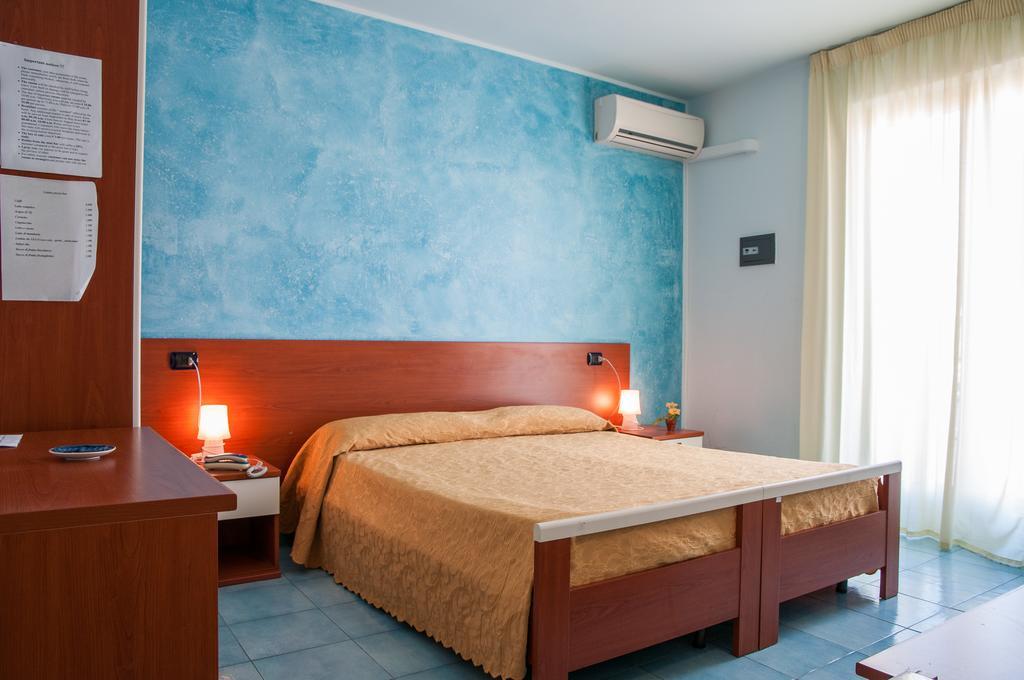 Megaron Hotel Pozzallo Buitenkant foto