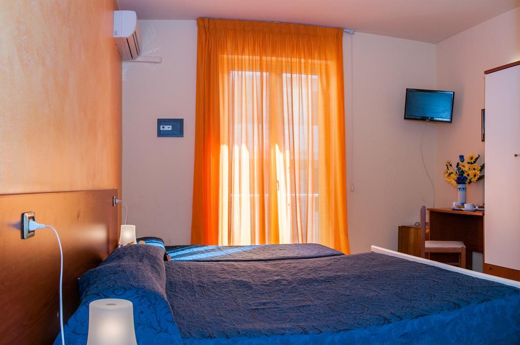 Megaron Hotel Pozzallo Buitenkant foto