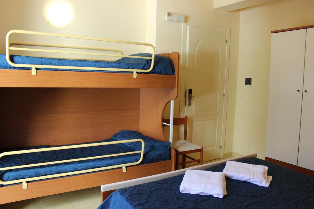 Megaron Hotel Pozzallo Buitenkant foto